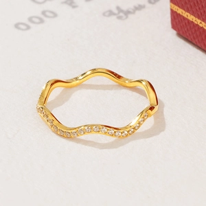 Bague ondulée luxueuse plaquée or 18 carats avec cristaux micro-pavés et design élégant