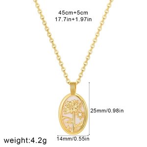 Détail du relief de tournesol sur pendentif ovale en nacre blanche avec chaîne dorée
