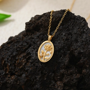 Détail macro du pendentif rose en or 18K avec nacre sur pierre de lave noire texturée