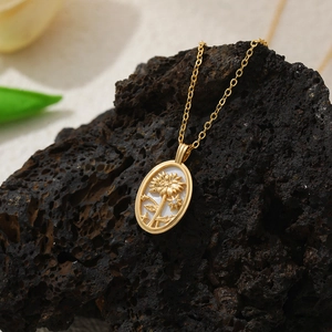 Gros plan détaillé d'un collier pendentif tournesol en or 18 carats avec nacre