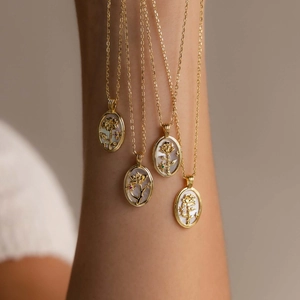 Collier en or 18 carats avec pendentifs en nacre aux motifs floraux et pierres colorées