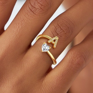 Anello a cuore regolabile placcato oro 18K con iniziale lettera A in zirconi lucidi