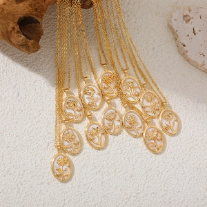 Collier plaqué or 18 carats avec pendentif fleur en nacre et zircon sur fond pierre