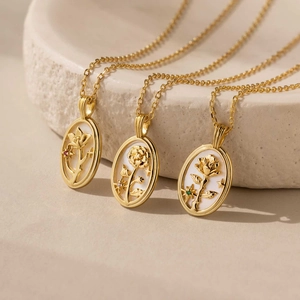 Pendentifs floraux en relief or 18 carats sur nacre avec chaînes en acier inoxydable