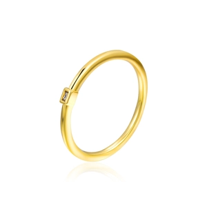 Detail of 18K gold ring featuring a rectangular zircon and minimalist thin band style