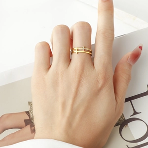 Zweilagiger Goldring mit Kreuzmotiv und Zirkonia-Inlay, getragen an der Frauenhand