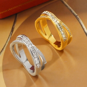 Überkreuzter Ring mit Mikropflaster und quadratischen Zirkonia in Gold und Silber-Finish