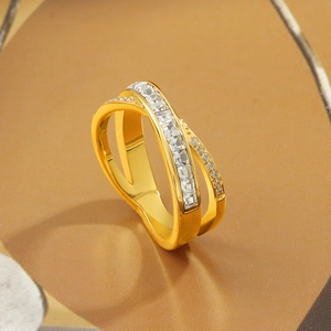 Detailansicht des 18K vergoldeten Kreuzrings mit Zirkonia-Steinen und Polierfinish