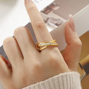 Eleganter goldfarbener Kreuzring mit Pavé-besetzten quadratischen und runden Zirkoniasteinen
