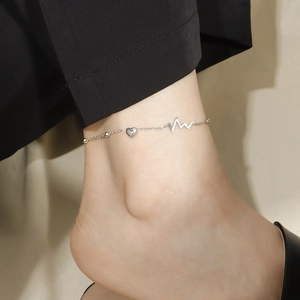 Elegante tobillera de plata con diseño de corazón y latido para mujer con acabado fino