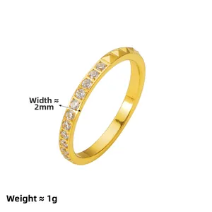 Bague en acier titane plaqué or avec demi-pavé de cristaux et rivets pyramidaux