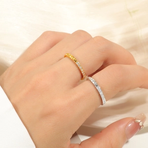 Detailansicht eines halben Ewigkeit-Nietrings mit Zirkonia-Steinen in Gold-Finish