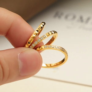 Mode Titanstahl Halb Pflastern Strass Niet Ring Für Damen Leichter Luxus Geometrische Pyramide Stapelbar Zeigefinger Ring Schmuck
