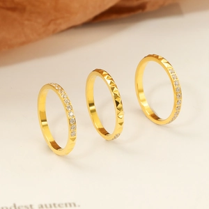 Detailansicht eines dreiteiligen Ringsets aus 18K vergoldetem Titanstahl mit Zirkonia