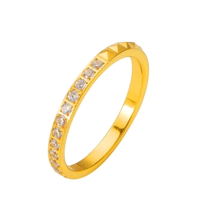 Eleganter Goldring aus Titanstahl mit Zirkonia-Besatz und modischem Pyramiden-Nieten-Design