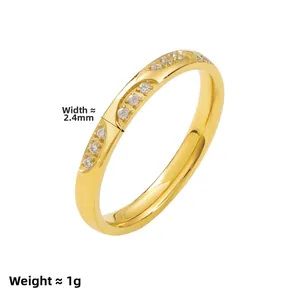 Detail van de 2,4mm brede goudkleurige titaniumstalen ring met steentjes, gewicht 1g