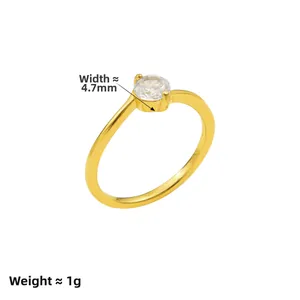Detailansicht eines 4,7 mm breiten vergoldeten Rings mit rundem Zirkonstein, 1 g Gewicht