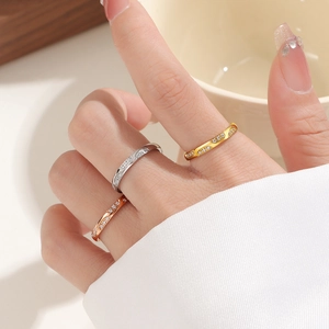 Gedetailleerd overzicht van driekleurige golvende titanium stalen ringen met ingelegde diamanten
