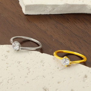 Minimalistisches Titanstahl-Zirkonia-Ring-Set in Gold und Silber auf Stein-Hintergrund