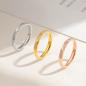 Onregelmatige titaniumstalen golfringen met diamanten in goud, zilver en roségoud optiek