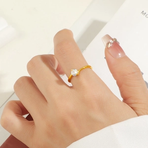 Minimalistischer Goldring mit zweizinkigem Zirkon-Edelstein am Zeigefinger für Damen