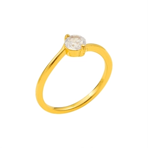 Eleganter Ring aus goldenem Titanstahl mit rundem Zirkon in einer 2-Krallen-Fassung