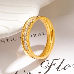 Minimalistischer Ring aus 18K vergoldetem Titanstahl mit halbkreis Besatz aus Zirkoniasteinen