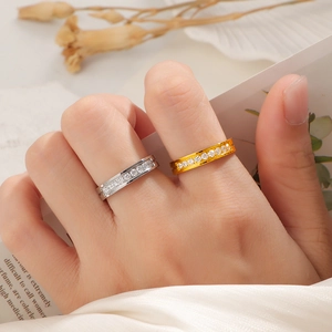 Nahaufnahme von minimalistischen Ringen in Gold und Silber mit runden Zirkonia-Steinen
