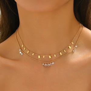 Collier double rang doré avec sequins rectangulaires et pendentif cristal transparent