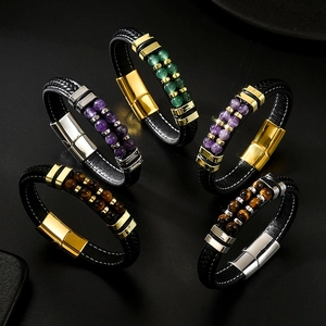 Gros plan de bracelets en cuir tressé avec pierres naturelles et fermoirs magnétiques