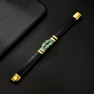 Bracelet pour hommes en cuir tressé noir avec pierres naturelles vertes et fermoir doré