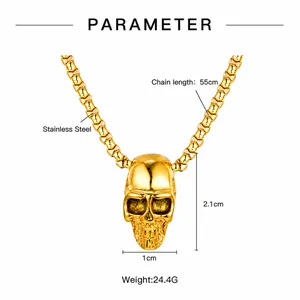 Détail du pendentif crâne doré avec une chaîne de 55 cm en acier inoxydable