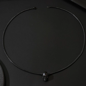 Vue détaillée du pendentif crâne noir mat avec les détails de la chaîne punk hip hop