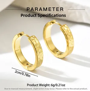 Detailansicht der 2cm goldfarbenen Creolen mit Hammerschlag und Gewichtsangaben