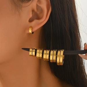 Set aus goldenen Creolen mit Hammerschlag-Textur in verschiedenen Größen für Damen