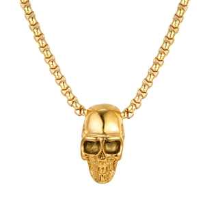 Collier pendentif crâne doré avec chaîne à mailles carrées sur un fond blanc épuré