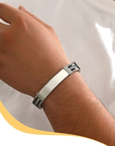 Detailansicht Herrenarmband aus Edelstahl mit schwarzem Silikon und polierter Metallplatte