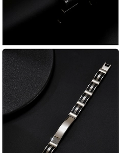 Details eines polierten Herrenarmbands aus Edelstahl mit schwarzen Akzenten auf Leder