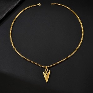 Collar con colgante de flecha de acero inoxidable dorado con cadena box y acabado texturizado