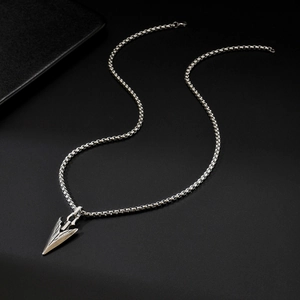 Collar para hombre con colgante de flecha de acero inoxidable y cadena de eslabones cuadrados