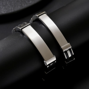 Minimalistisches Herrenarmband aus Edelstahl mit schwarzem Gummiband und Silberplatte