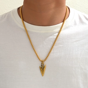 Collar para hombre con colgante de punta de flecha dorada vintage y grabado retro