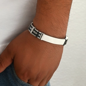 Minimalistisches Herrenarmband aus Edelstahl mit schwarzem Silikon am Handgelenk