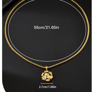 Detalle del colgante de dragón dorado en cadena de 55cm con diámetro de 2,7cm
