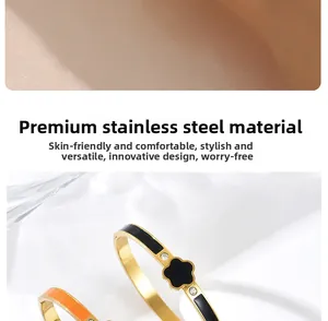 Détail des bracelets trèfle en acier inoxydable avec finitions en émail noir et orange