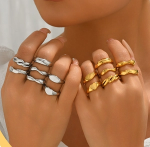 Vista dettagliata di vari anelli minimalisti in acciaio inossidabile oro e argento