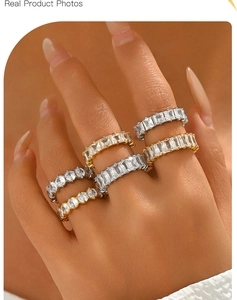 Gros plan de bagues empilables en or et argent avec zircons pour un look de luxe