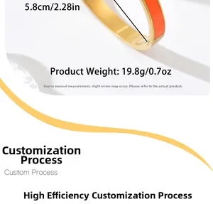 Détail d'un bracelet trèfle en émail orange avec diamètre 5,8cm et poids de 19,8g