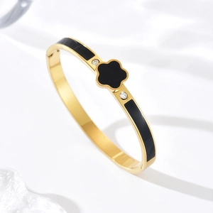 Bracelet trèfle doré en acier inoxydable avec émail noir et cristaux brillants