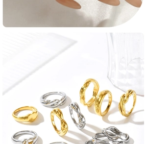 Anelli minimalisti impilabili con design a onde in finiture oro e argento lucido metallo